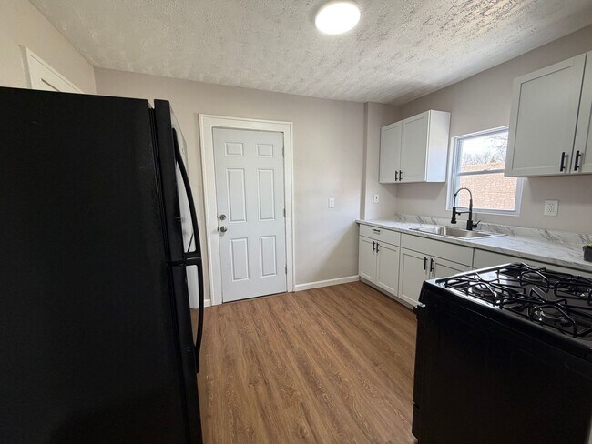 Foto del edificio - Move-In Ready 3-Bedroom Home with Large Yard and Covered Front Porch