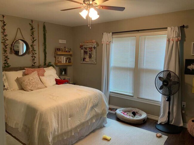 Building Photo - 3 bedroom 1 bath super cute!