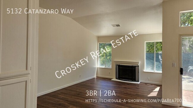 Building Photo - Move in ready! Spacious floor plan, close ...