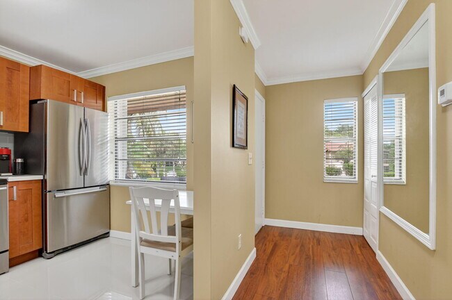 Building Photo - 9268 Vista Del Lago
