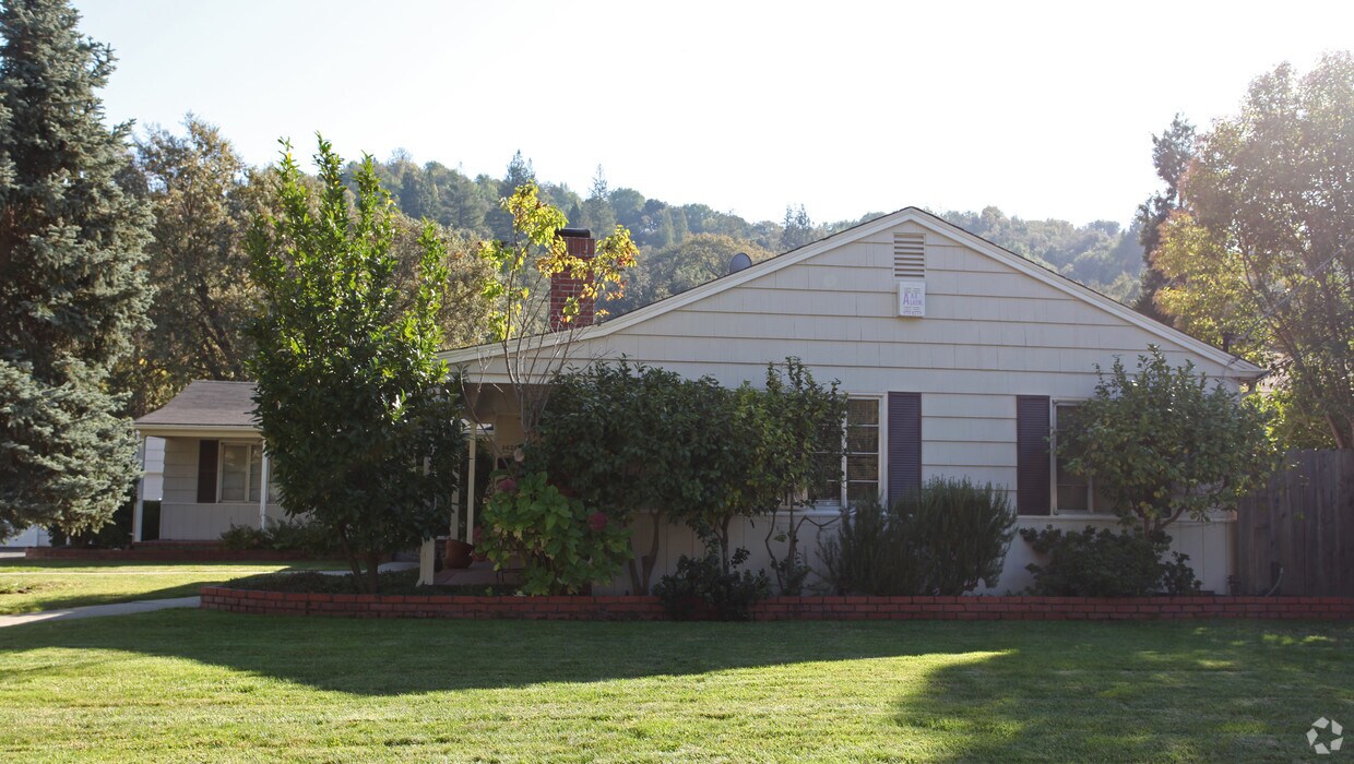 Building Photo - 3669 Mosswood Dr