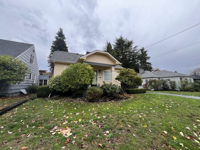 Foto del edificio - Charming 4-Bedroom Portland Home with Spac...