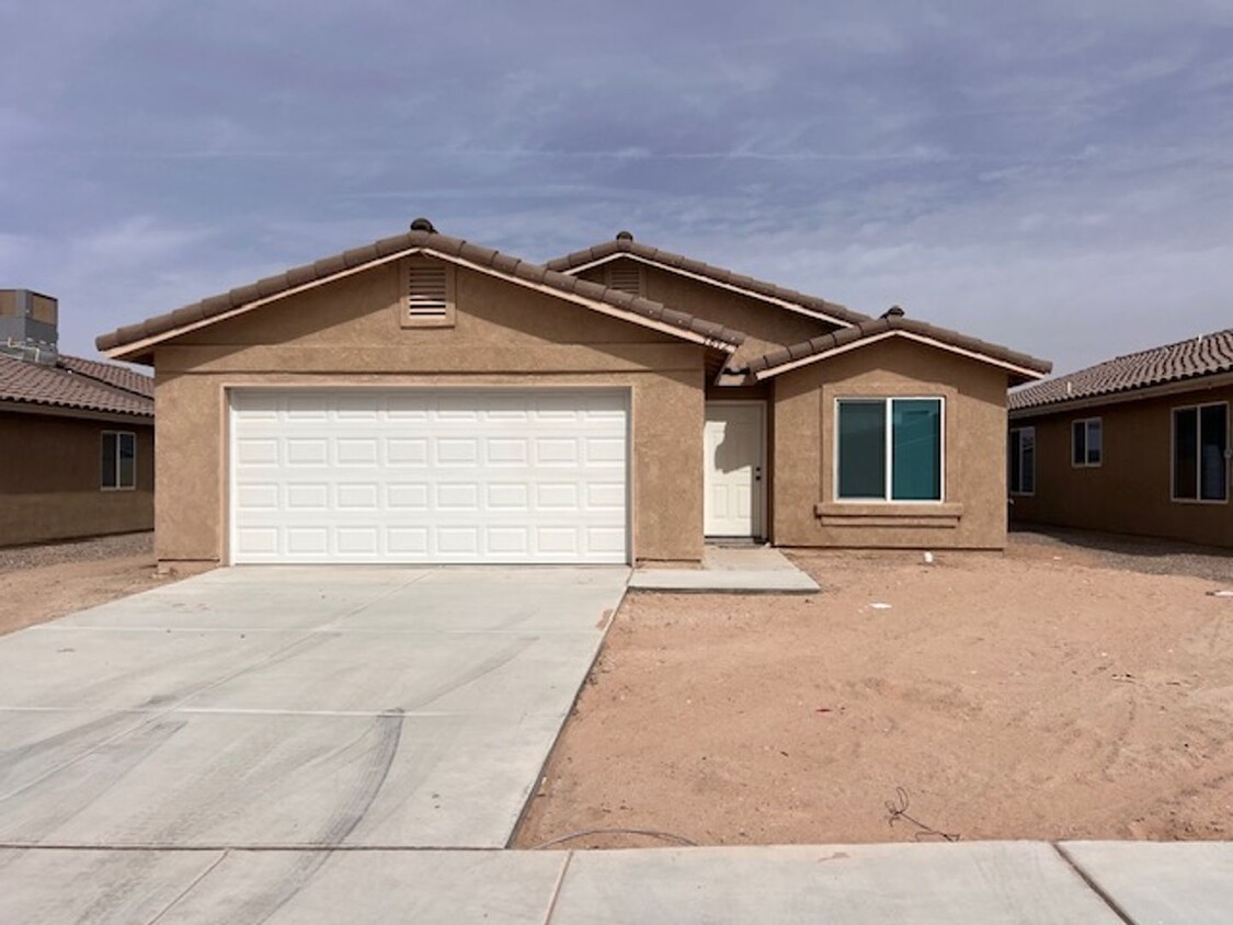 Primary Photo - DESERT SANDS/ Move-In Ready!