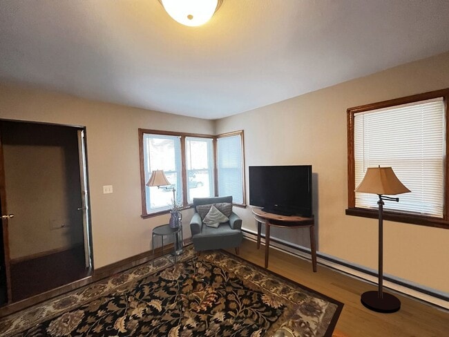 Building Photo - 1010 16th Ave SE