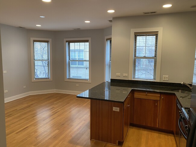 Building Photo - 1452 W Thorndale Ave