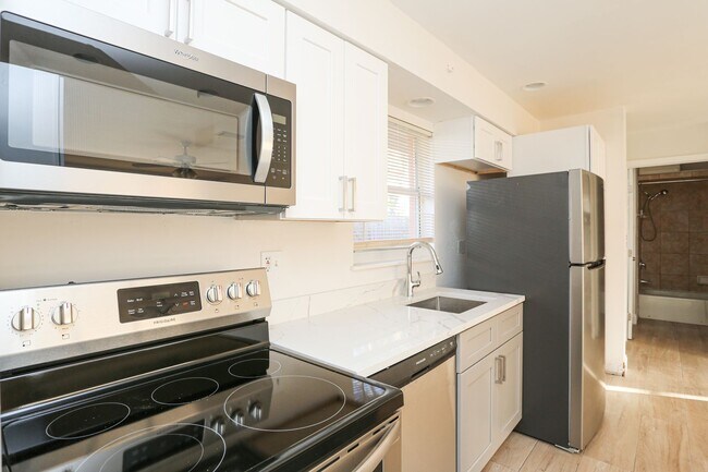 Building Photo - **PET FRIENDLY** 1 BED/1 BATH - GREAT LOCA...