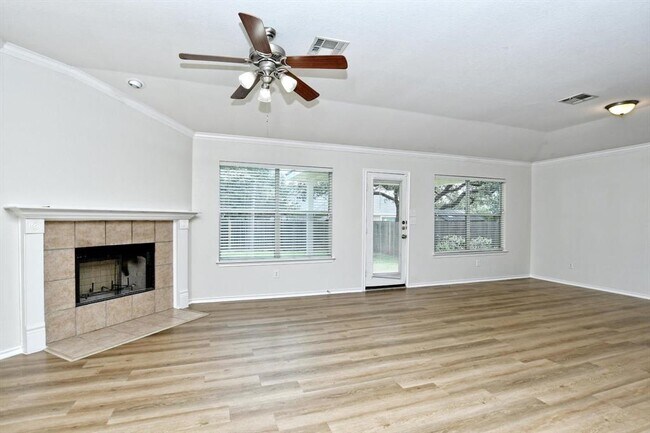 Foto del edificio - 2112 Mir Woods Dr
