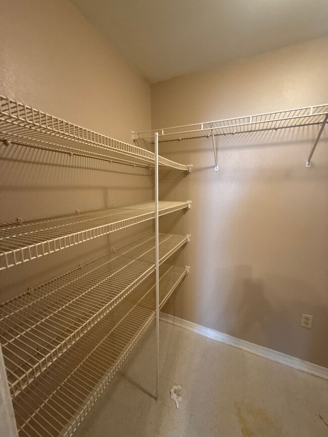 Building Photo - Warm and inviting single-story home, perfect for comfortable living.