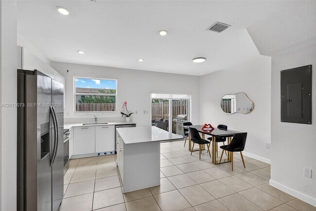 Foto del edificio - 12221 NW 24th Pl