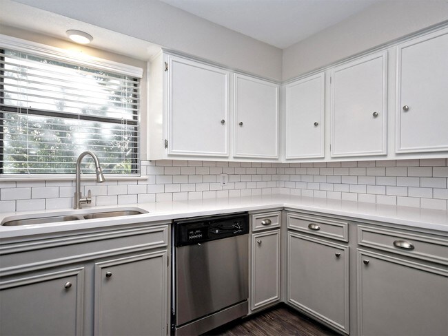 Building Photo - 6102 Hill Forest Dr