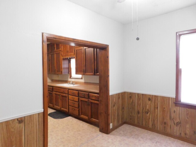 Building Photo - Cozy 2 Bedroom Home