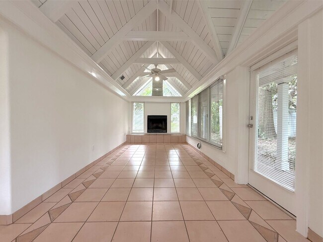Foto del edificio - 2/2 Home in College Park with lots of char...