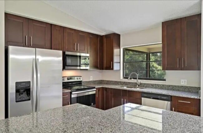 Building Photo - 2450 SW Bayshore Blvd