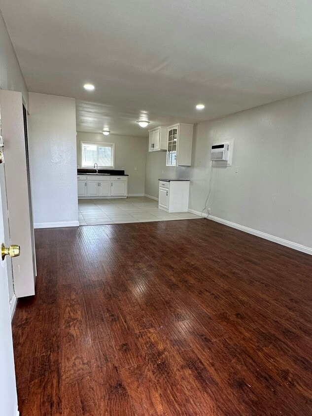 Foto principal - 22877 Adrienne Ave