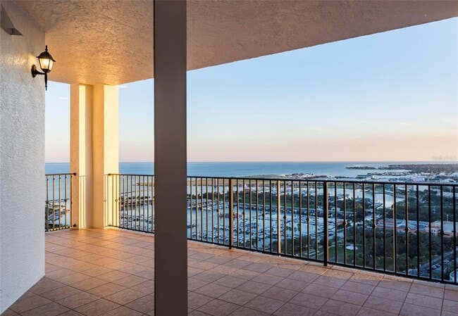 Building Photo - 300 Beach Dr NE