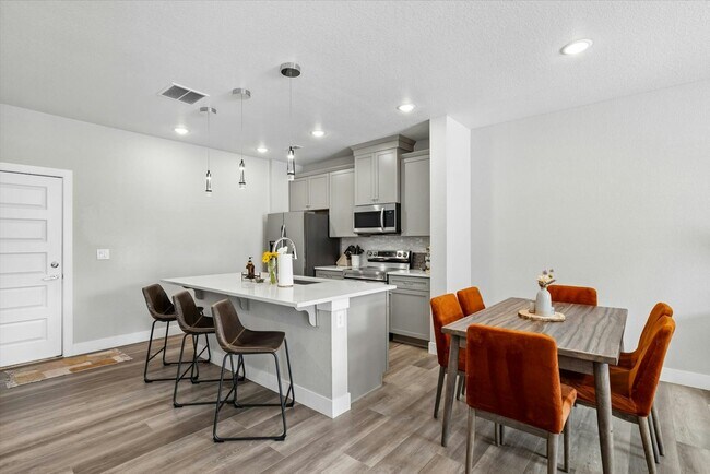 Foto del edificio - 16440 Alzere Pl