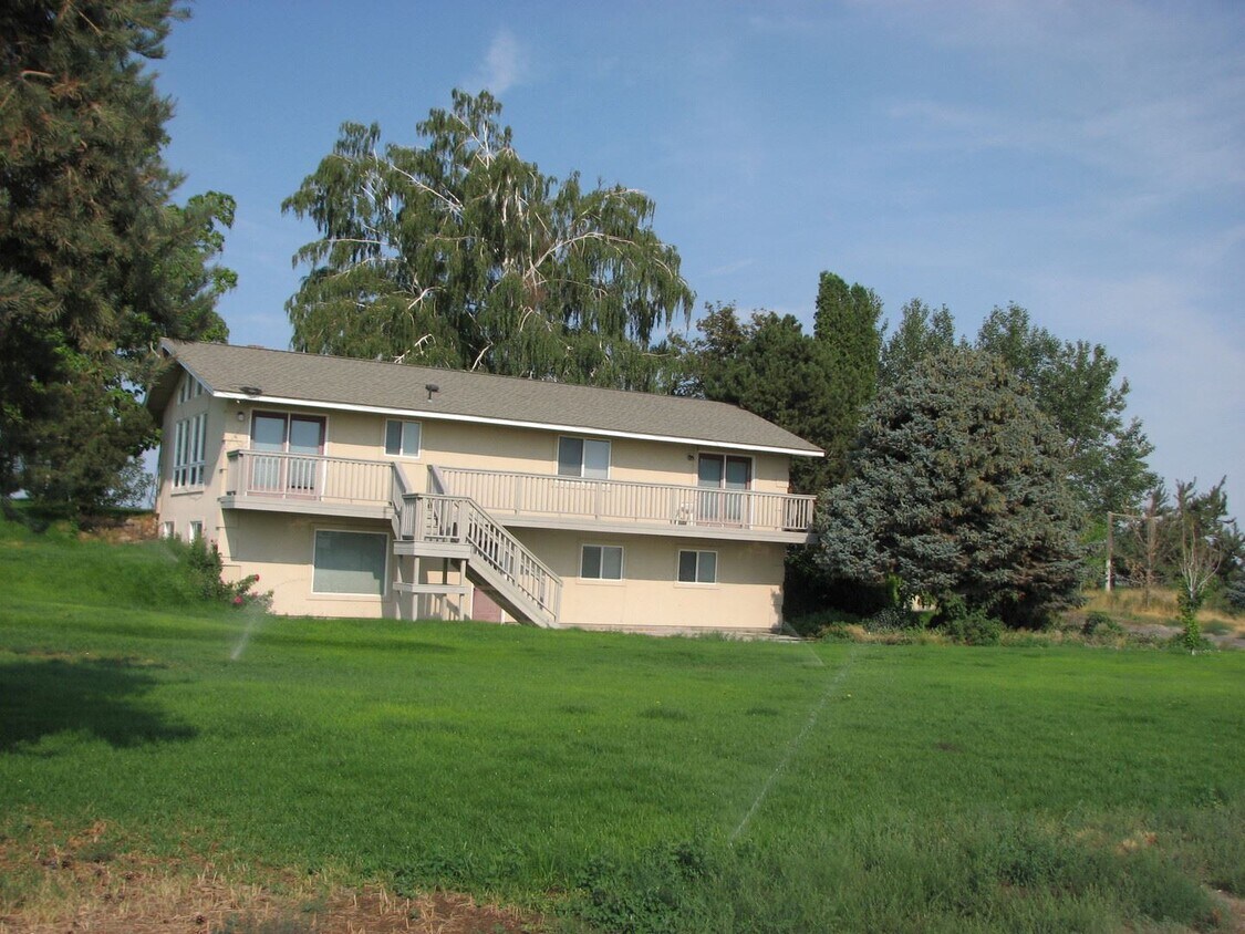 5 br, 3 bath House 480 N FRONTAGE ROAD House Rental in Moses Lake