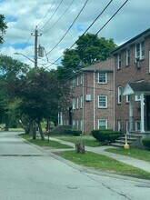 Building Photo - 6 Carriage Hill Rd