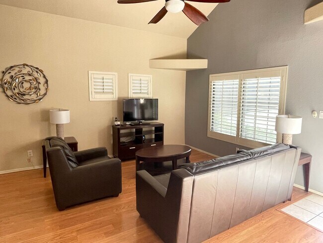 Foto del edificio - FULLY FURNISHED 2 BEDROOM, 2 BATH, 2 CAR GARAGE COMMUNITY POOL