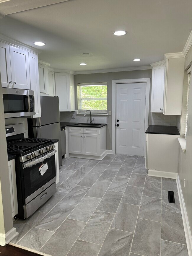 Foto del edificio - 4848 Gilmore Dr