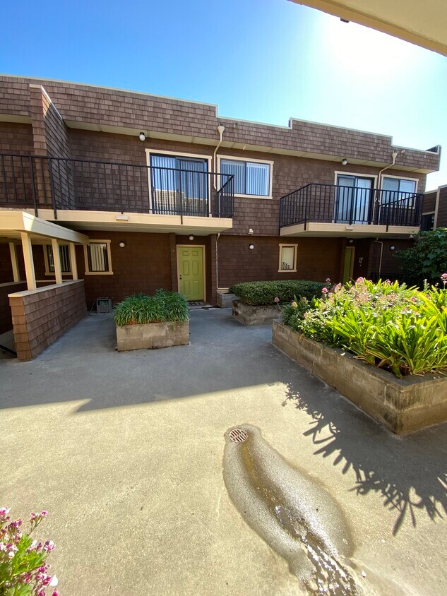 Entrance from Courtyard - 514 Grand Ave