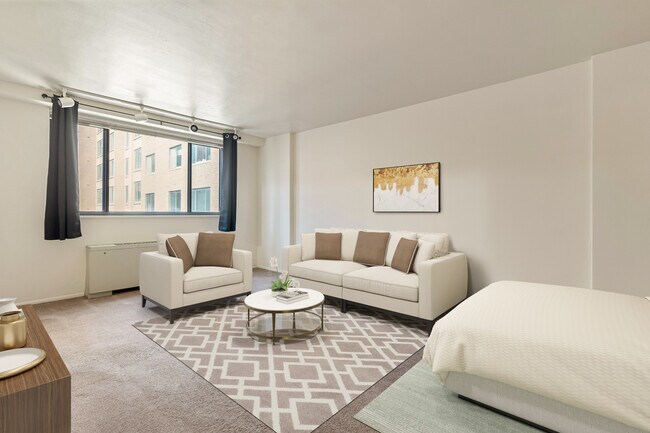 Vista de la cama y la sala de estar desde el armario/baño Nota: La alfombra ha sido reemplazada por pisos LVT - 1420 N St NW