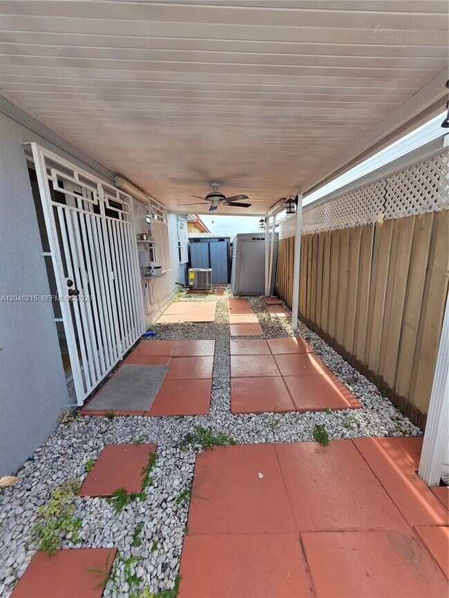 Foto del edificio - 8905 NW 121st St
