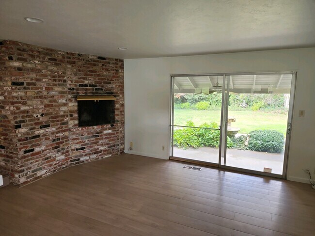 Building Photo - 7759 Greenridge Way