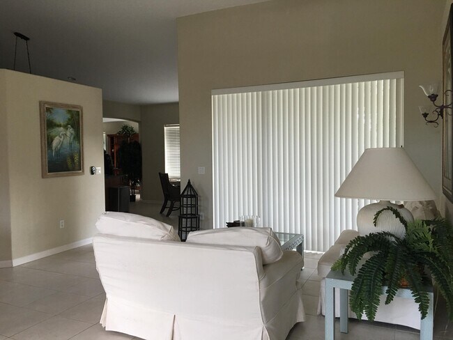 Building Photo - 1352 SW Tadlock Ave