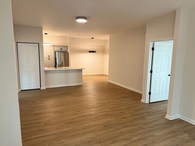 Foto del edificio - Barrington Park Condos! Renovated Ground F...
