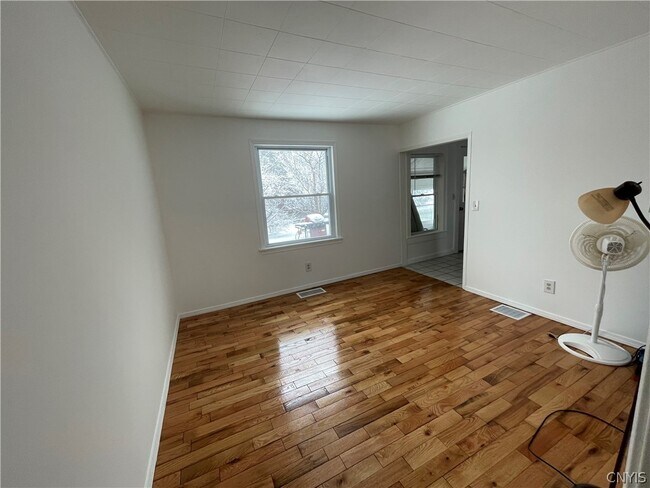 Foto del edificio - 7319 Richmond Rd W