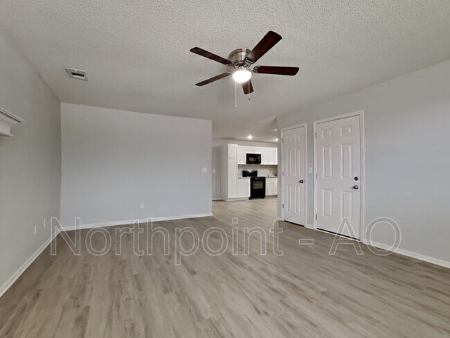 Foto del edificio - 301 NW Woodbury Dr