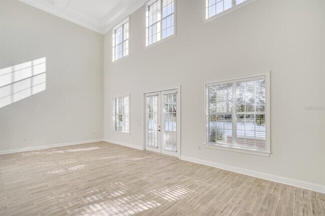 Foto del edificio - 390 Newbury Pl N