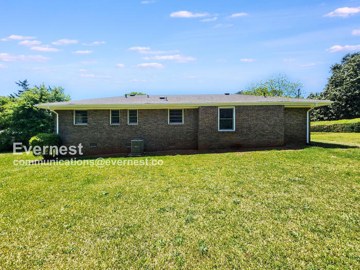 512 Meadowbrook Dr, Monroe, GA 30656