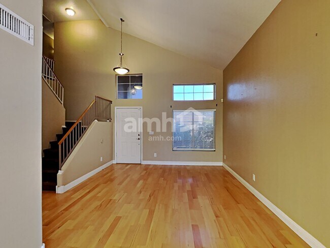 Building Photo - 907 N Albert Drive