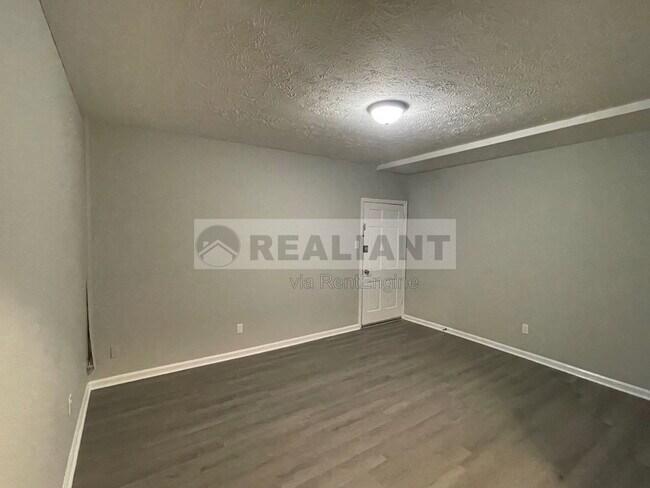 Foto del edificio - 208 Lakeshore Dr