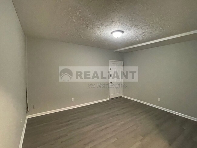 Building Photo - 208 Lakeshore Dr