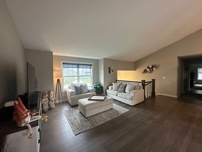 Foto del edificio - 5 bedrooms 3 bathrooms and a 3-car garage