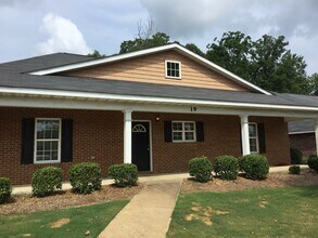 Building Photo - 807 W Longleaf Dr