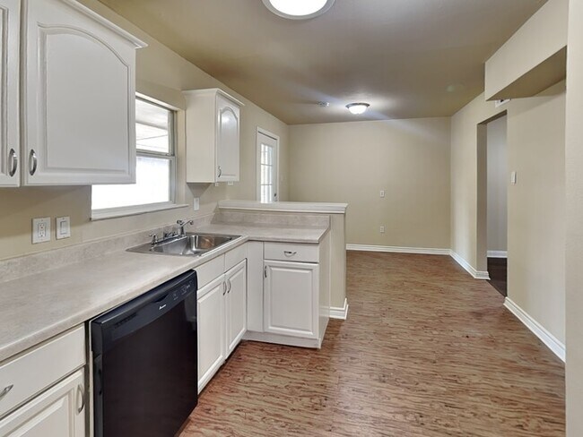 Building Photo - Simply Adorable 3/2 Home!