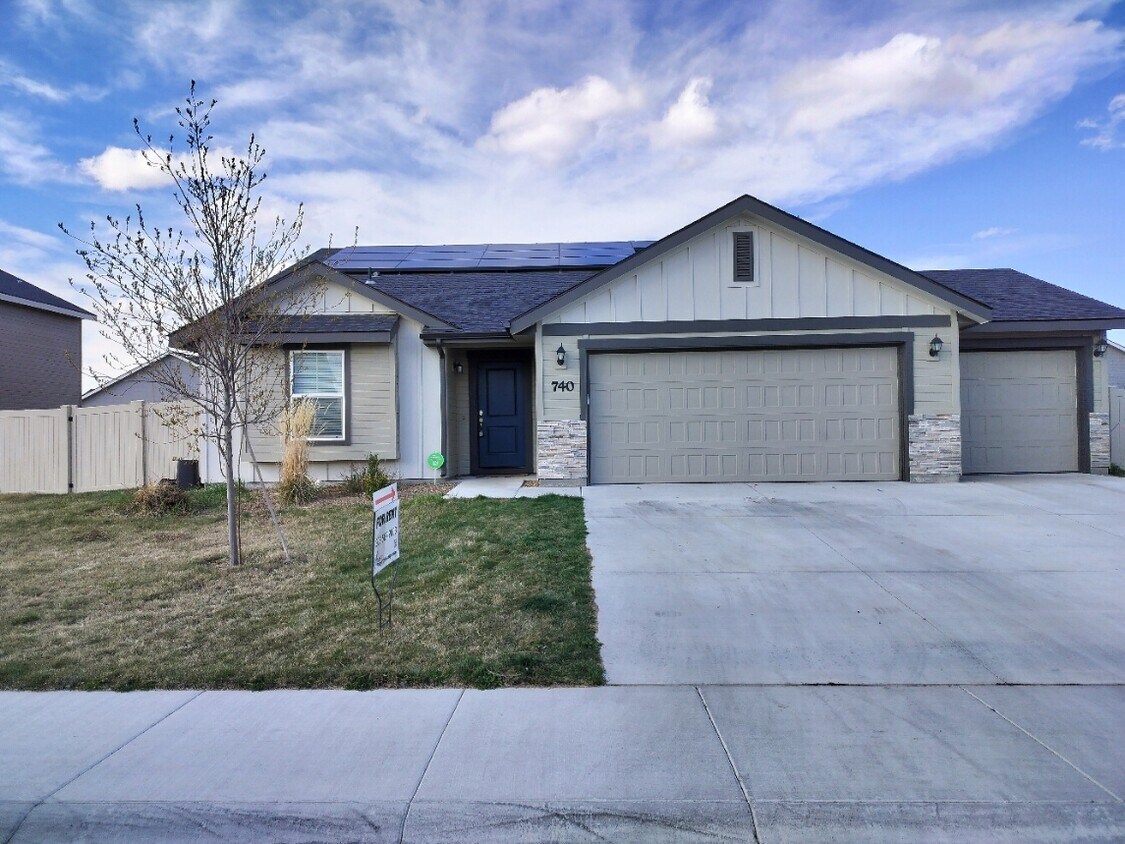 Primary Photo - 740 SW Raelynn St