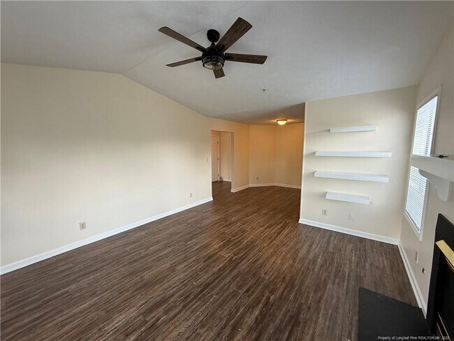 Foto del edificio - 300 Waterdown Dr