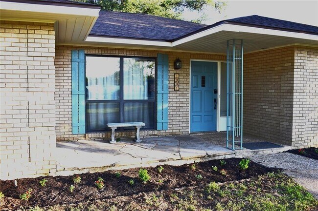 Building Photo - Executive Home / Rockdale, TX / Milam Coun...