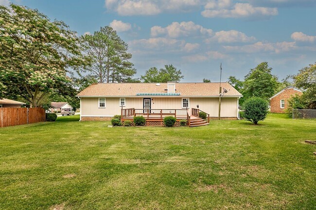 Foto del edificio - Beautiful home in Raeford w/ BIG Deck!