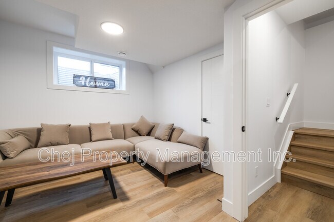 Photo du bâtiment - 9005-9092 92 Ave NW