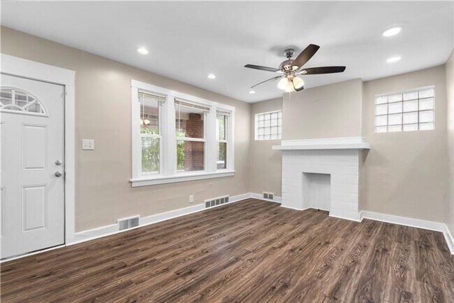 Foto del edificio - Tucked-Away 3bed 1 bath Treasure with City Perks Just Minutes Away