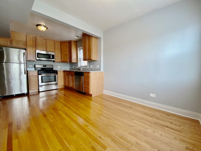 Foto del edificio - 5662 W Higgins Ave