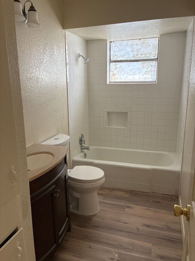 Foto del edificio - Charming 2-Bedroom Home in the Heart of Ta...