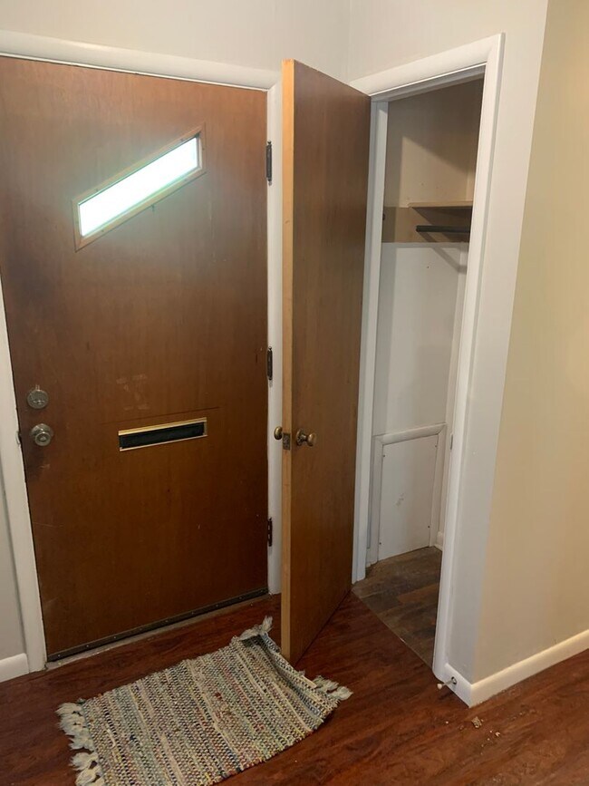 Building Photo - Cute 2BR/1BA on top of the hill just acros...