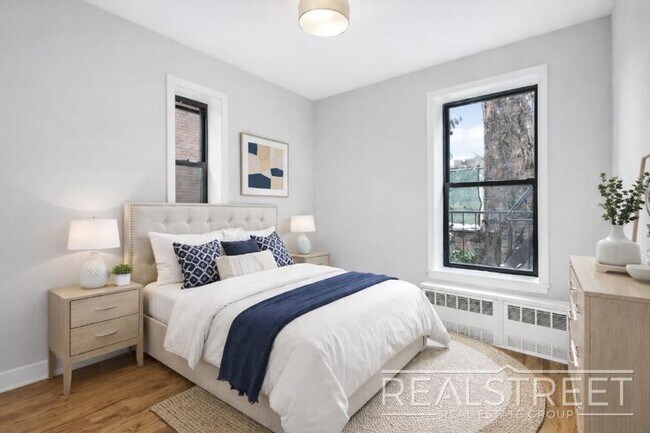 Foto del edificio - NO FEE! Renovated 2 BED in North Crown Heights